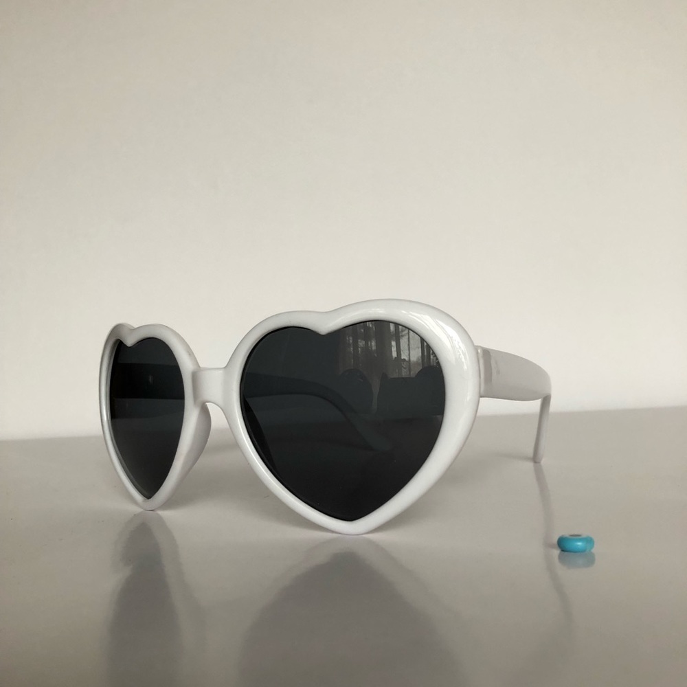 White Retro Heart Sunglasses - Picture 2 of 5